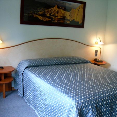 Garni Bellavista Hotel กาลเชรานิกา อัล ลาโก ภายนอก รูปภาพ